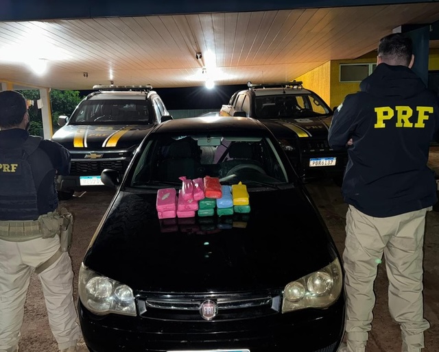 Veículo com produtos de contrabando apreendido em rodovia