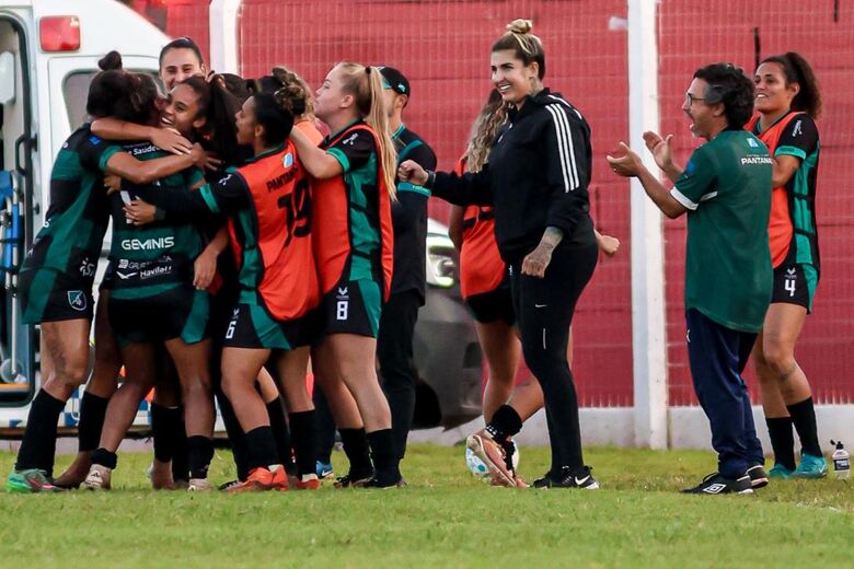 Jogadoras do Pantanal comemoram gol na goleada sobre o Penarol em casa 