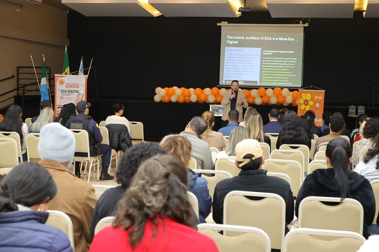 Promotor de Justiça Thiago Barile Galvão diz que o risco das crianças e adolescentes, atualmente, é ficar sozinhas no quarto com um celular 