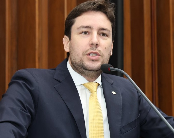 Deputado João Catan, na tribuna da Assembleia