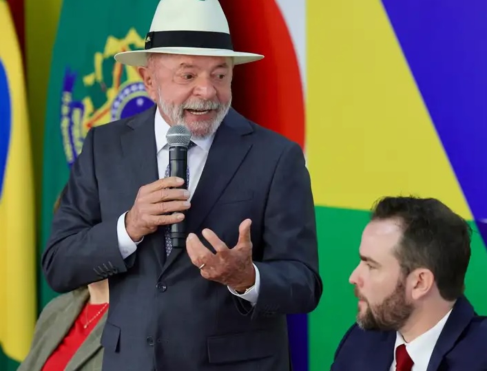 Lula com o ministro Dario Durigan durante ato