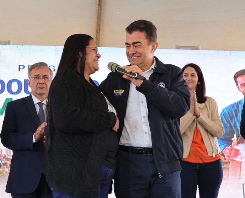 Marçal 'entrevista' moradora beneficiada durante ato na Agehab