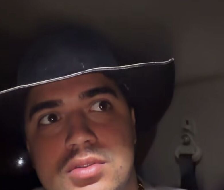 Cantor Natanzinho, olhando a chuva, na madrugada de domingo