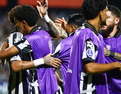 Neymar comemora o gol com abraço em Robinho Jr