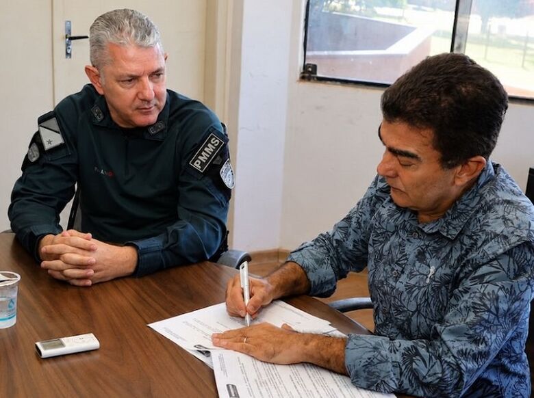 Renato dos Anjos observa assinatura do prefeito