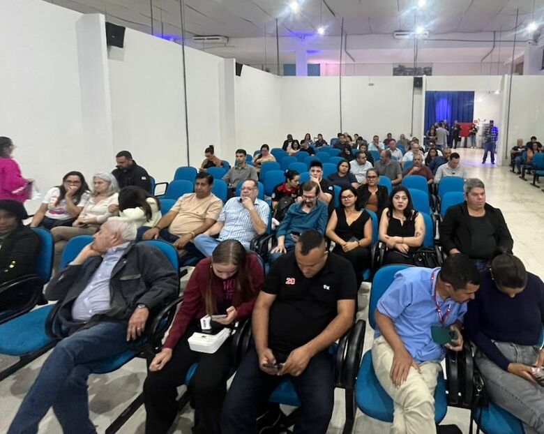 Populares acompanham a leitura de relatório em sessão