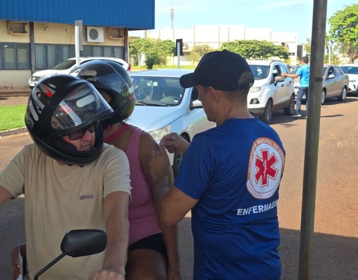 Passageira de moto recebe dose da vacina no CAM