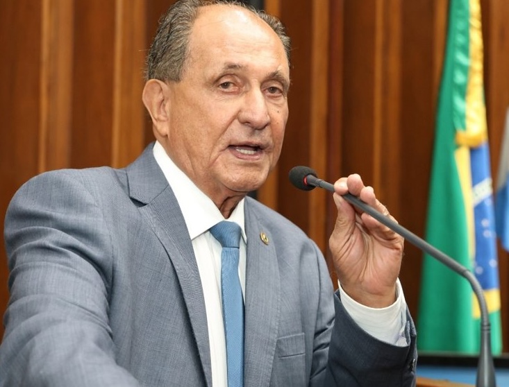 Deputado Zé Teixeira, em discurso na Assembleia