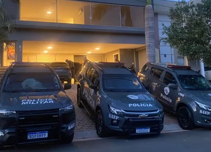 Operação prende policiais infiltrados com o crime