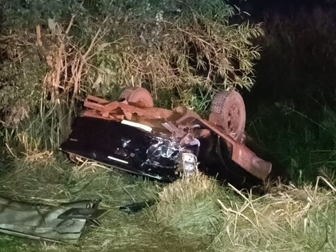 Caminhonete capotou fora da pista após colisão