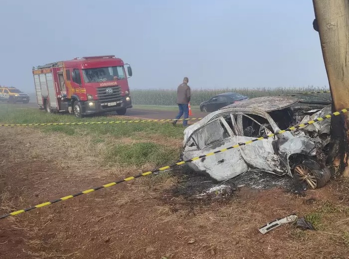 Carro ainda pegou fogo ao se chocar com árvore