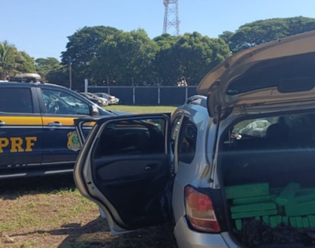 Carro com maconha é apreendido, motorista conseguiu fugir