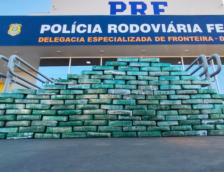 Cocaína apreendida formou 'muralha' em frente da delegacia