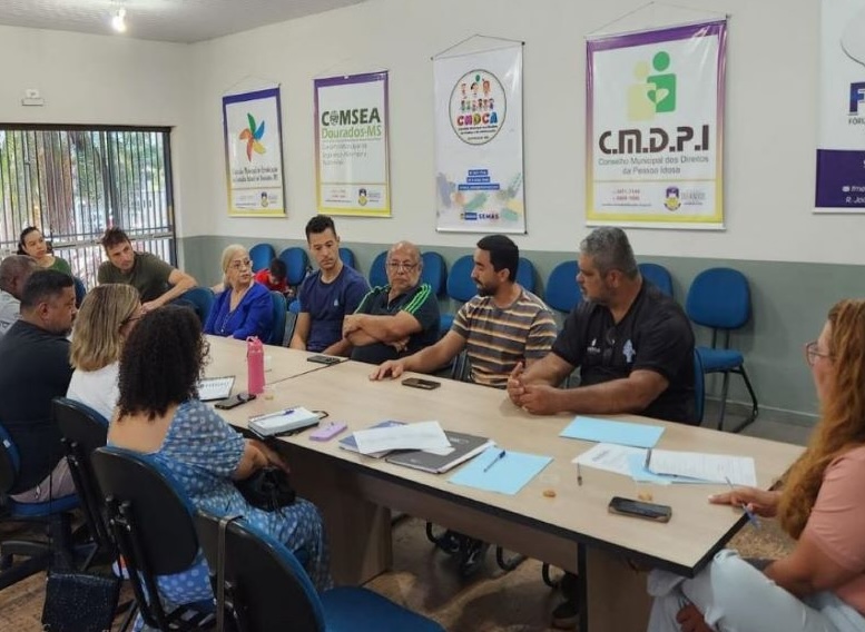 Membros do Comel reunidos na Casa dos Conselhos