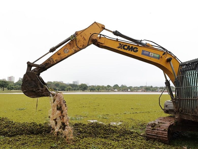 Máquina retira vegetação aquática de córrego