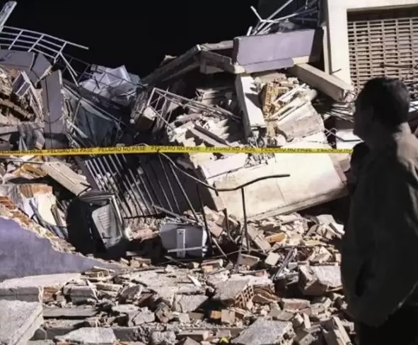 Homem contempla edificações destruídas pelos tremores