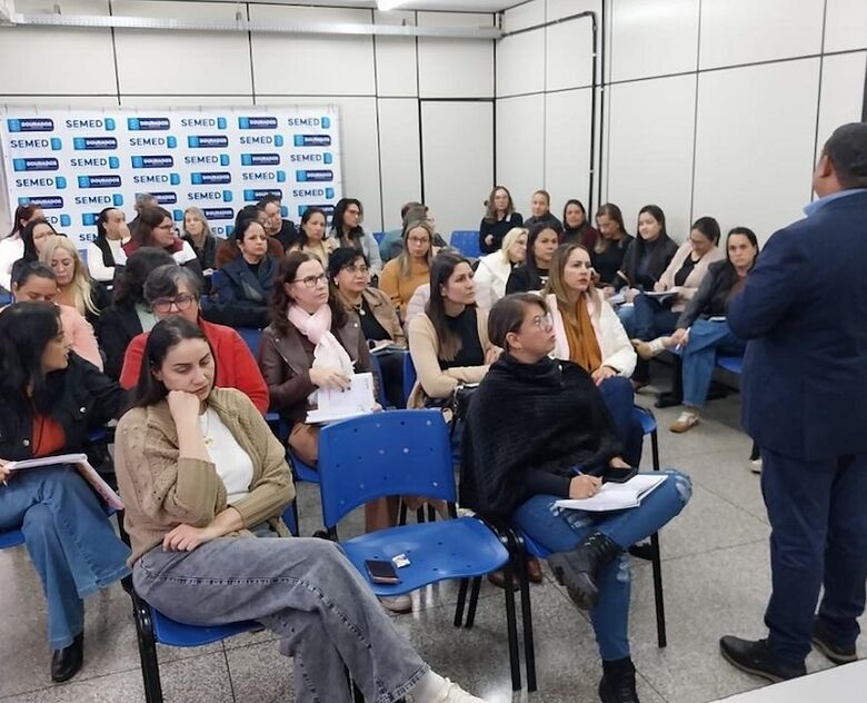 Secretário de Educação reunido com gestores de Dourados