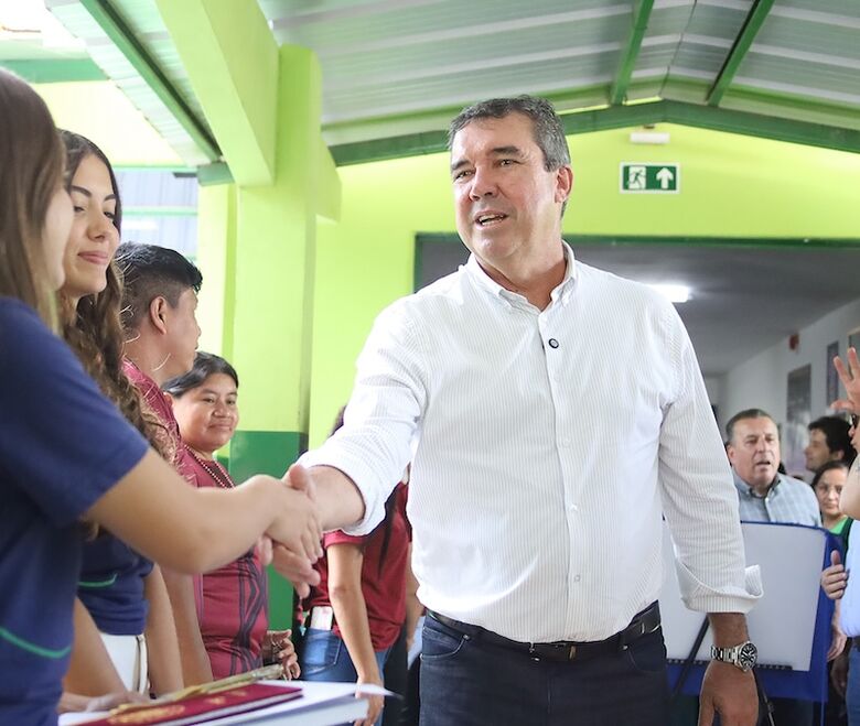 Governador Eduardo Riedel visitando escola