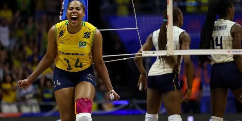 Jogadoras da seleção brasileira feminina de vôlei celebram ponto durante a vitória emocionante sobre a Itália em