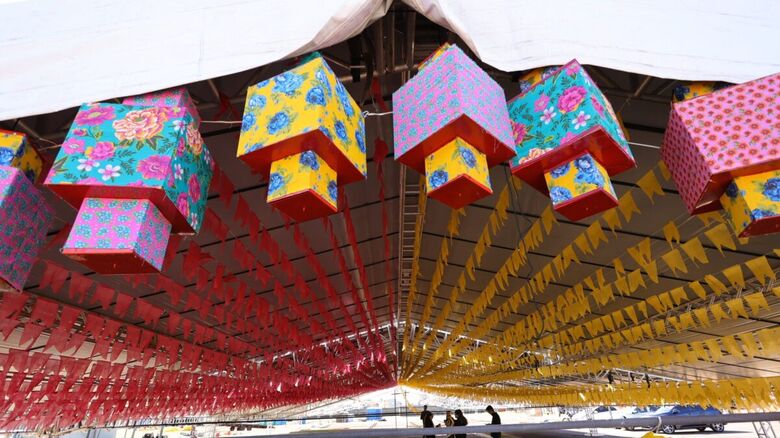 Montagem da estrutura para a 47ª Festa Junina de Dourados.