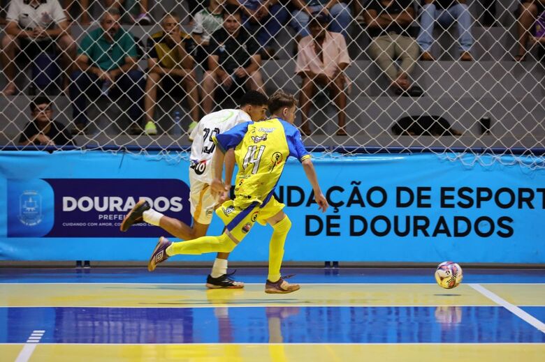 Estudantes disputam partidas de futsal pelos Jogos de Outono em Dourados.