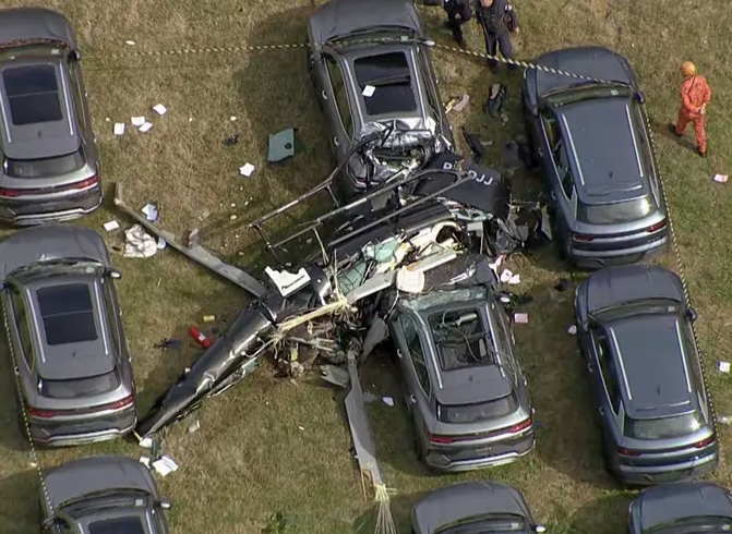 Um dos helicópteros que cairam sobre os carros