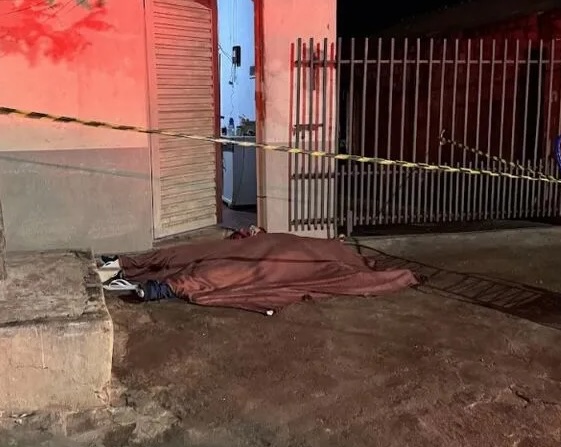 Homem de moto passou atirando e matou duas pessoas
