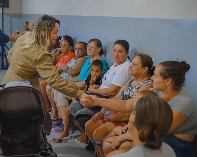 Lia visita pessoalmente famílias atendidas com emendas