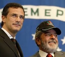 Imagem de Lula homenageando delegados de polícia, em 2004