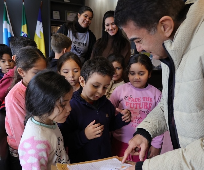 Crianças do Ceim levam convite para o prefeito
