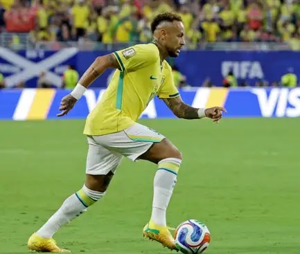 Neymar volta a campo com chuteiras nas cores do Brasil