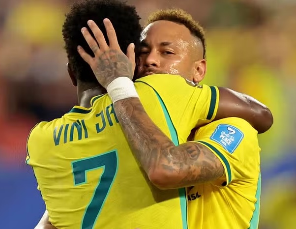 Dupla brasileira Vinicius Jr e Neymar, contra Escócia