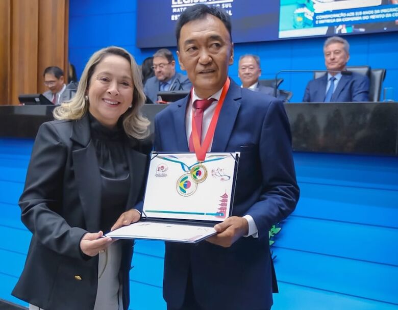 Lia Nogueira entrega comenda a Rogério Ono em sessão