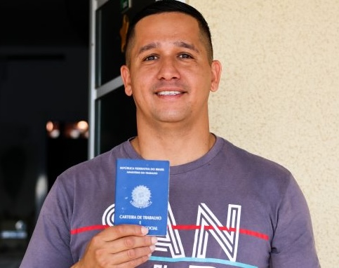 Marcos Gabriel exibe a carteira de trabalho