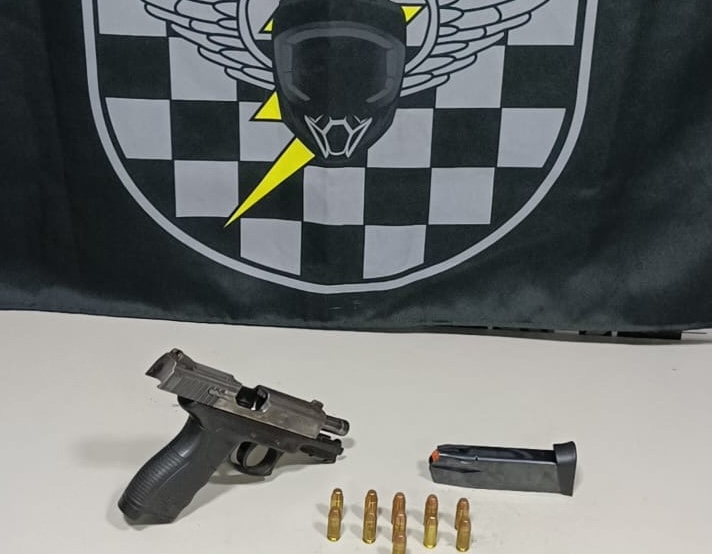 Fugitivo é flagrado escondido com pistola e munições