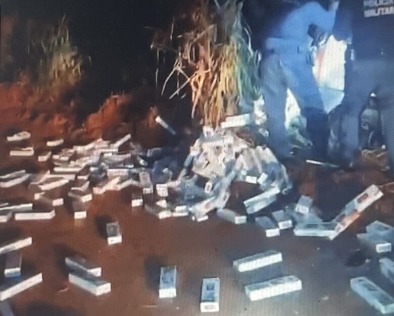 Carga de cigarros é abandonada após carro tombar