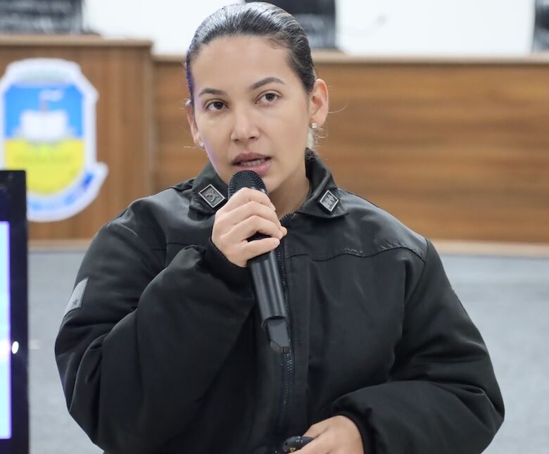 Comandante da PM, Gabriella Oliveira, durante palestra