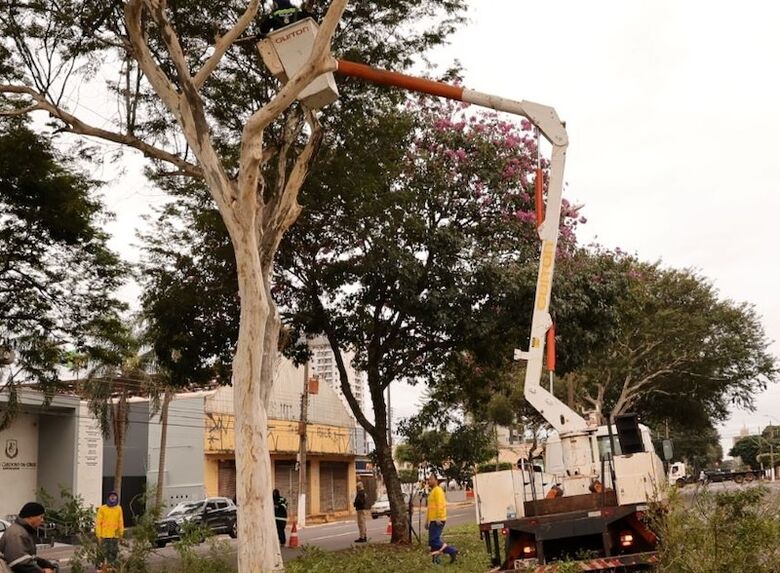 Equipe aproveita feriado para cuidar da infraestrutura urbana