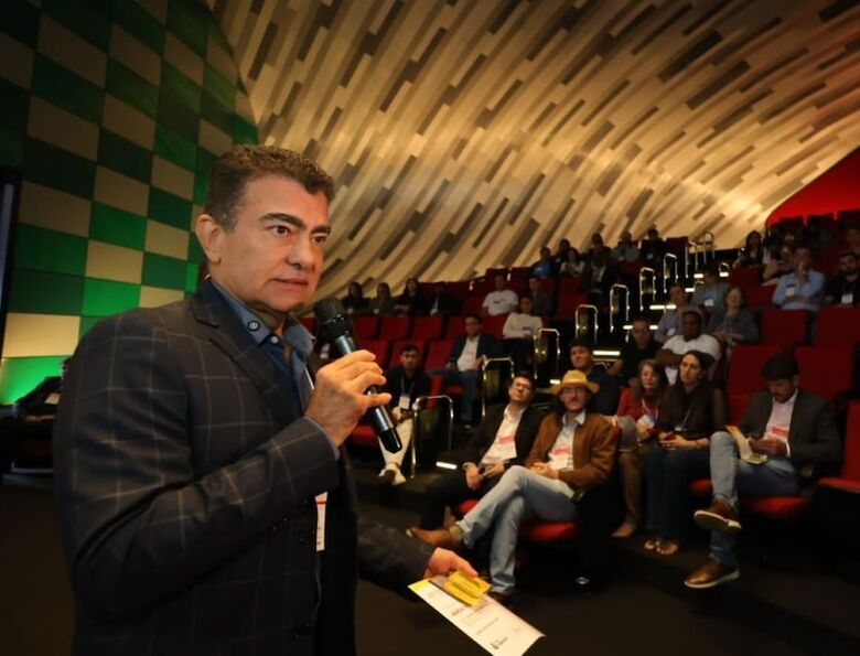 Marçal recebe prêmio Prefeito Inovador em Congresso