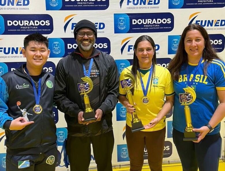 Treinadores do Presidente Vargas e Erasmo Braga, durante premiação