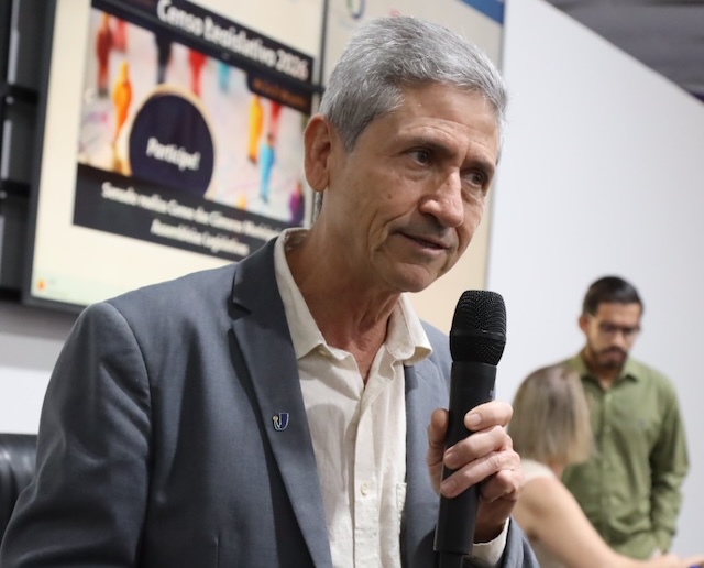 Adalberto Alves ensina a usar sistema gratuito do Senado