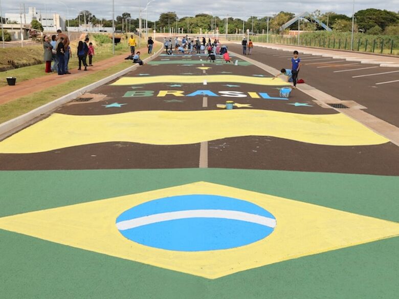 Rua revitalizada ganha as cores do Brasil para a copa