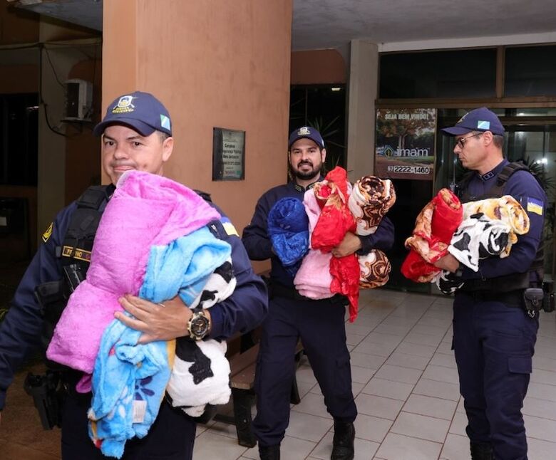 Guardas se revezam na distribuição de cobertores