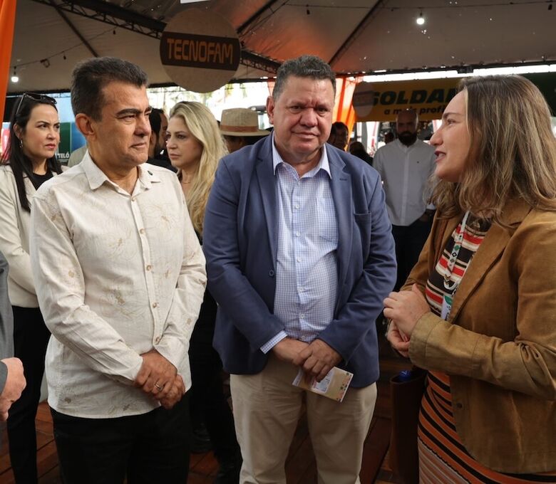 Marcal, com a diretora nacional da Embrapa, na Tecnofam