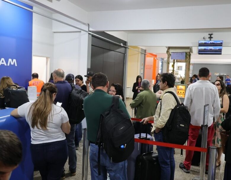 Terminal de passageiros lotado em aeroporto de Dourados