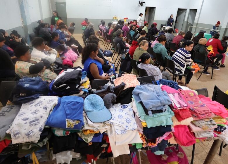 Famílias são contempladas com agasalhos no Cras