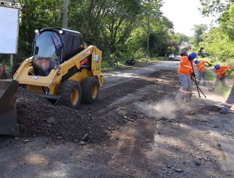 Asfalto 'vencido' é removido para colocação de massa nova