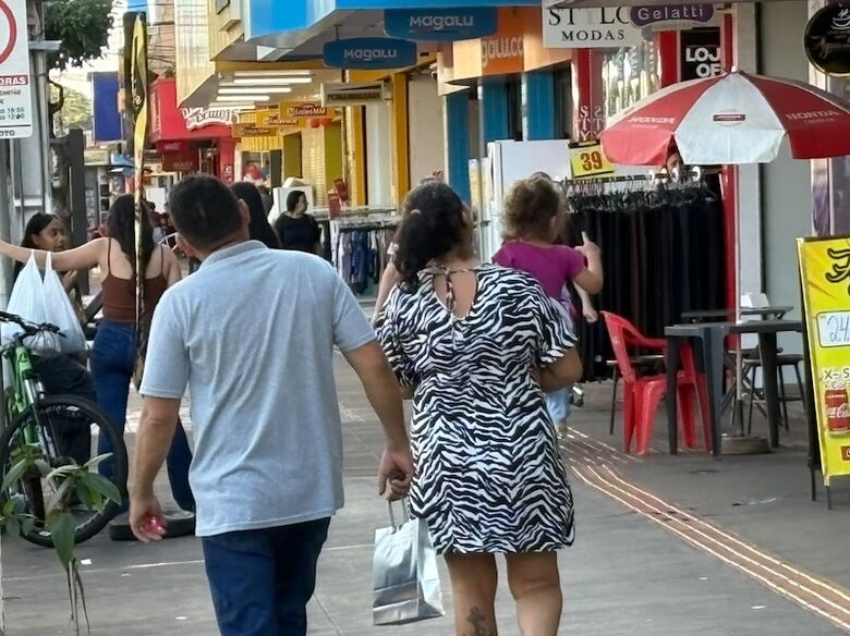 Consumidor tem várias opções no comércio de Dourados