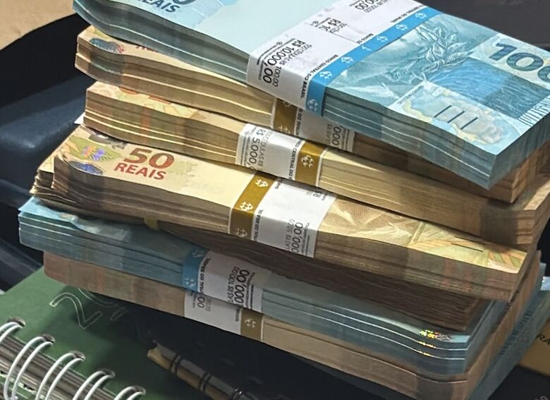Maços de dinheiro apreendidos com cadernos de anotações