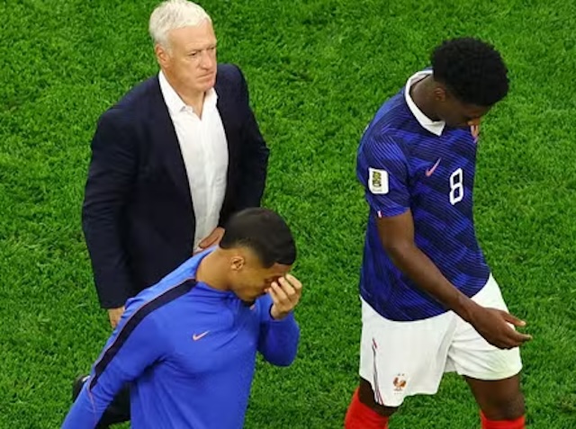 Franceses, eliminados, deixam o campo 